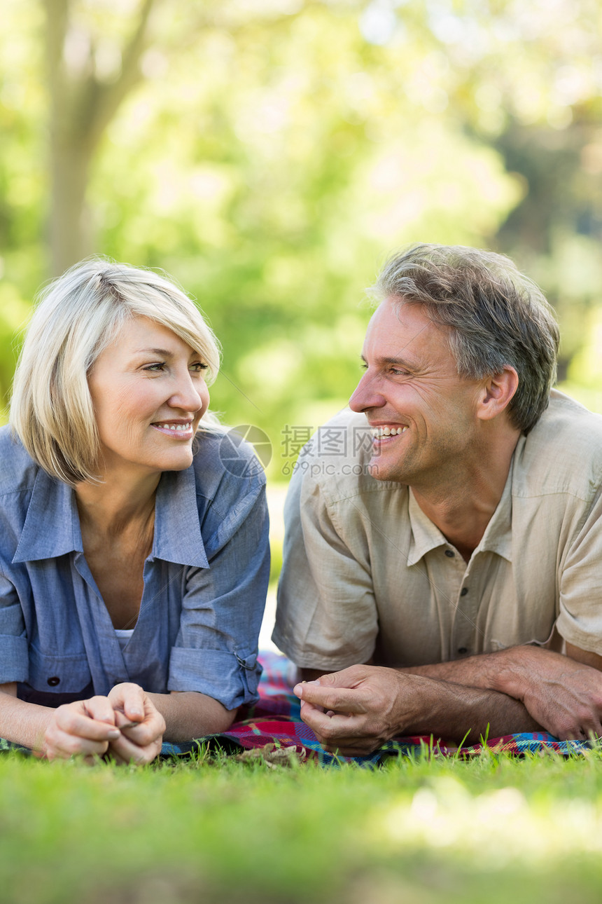 夫妻在公园里互相看着对方男人闲暇农村享受绿地时间女性空闲男性便服图片