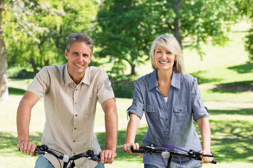 夫妇在公园骑自行车骑术享受成人时间活动空闲微笑男人男性夫妻图片