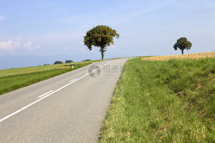 山山公路交通远景蓝色天空风景旅游岩石顶峰曲线踪迹图片