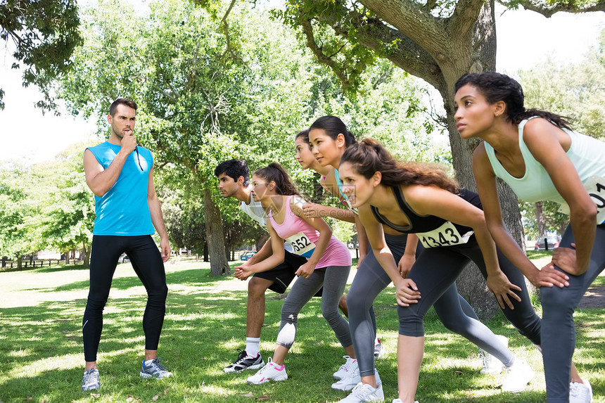 训练员吹呼 而跑者准备比赛起跑线公园运动运动员土地培训师友谊生活方式运动服女士图片