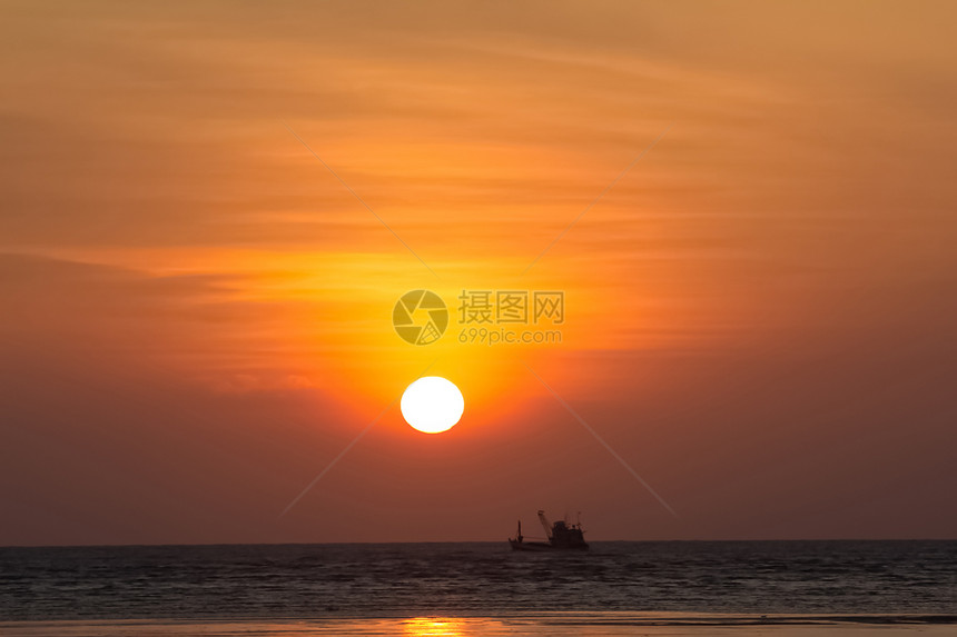 海滩日落戏剧性太阳魔法海岸线阳光天空镜子海浪日出天际图片