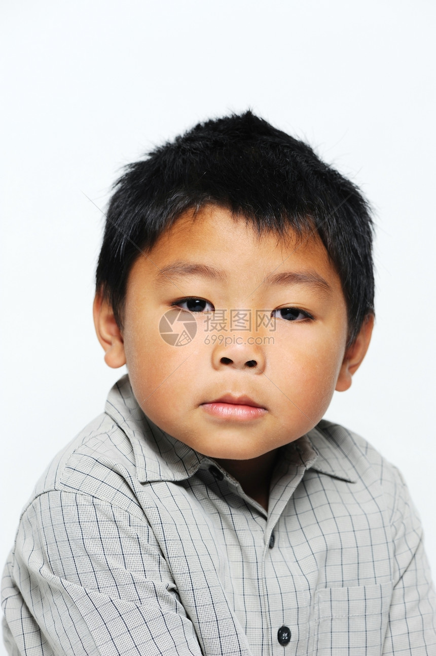 亚裔男孩看起来很严重童年青年男生健康孩子男性图片