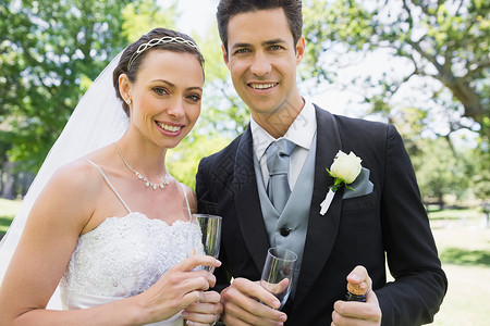 新婚夫妇 拿着香槟杯子户外高清图片素材