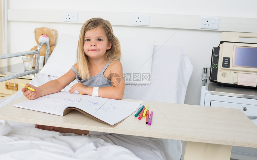医院中女孩染色书的肖像图片