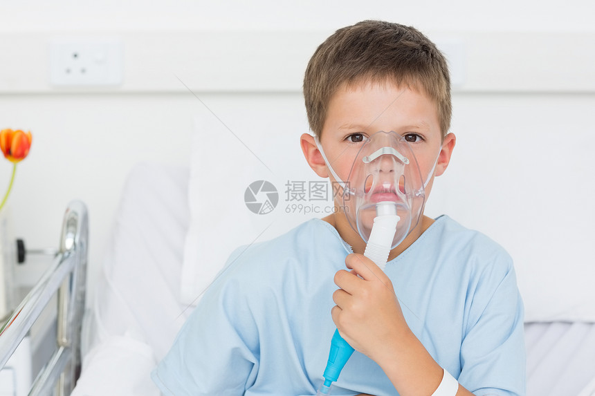 在医院床上戴氧气面具的男孩治疗男性诊所疾病服务面罩恢复设备医疗病房图片