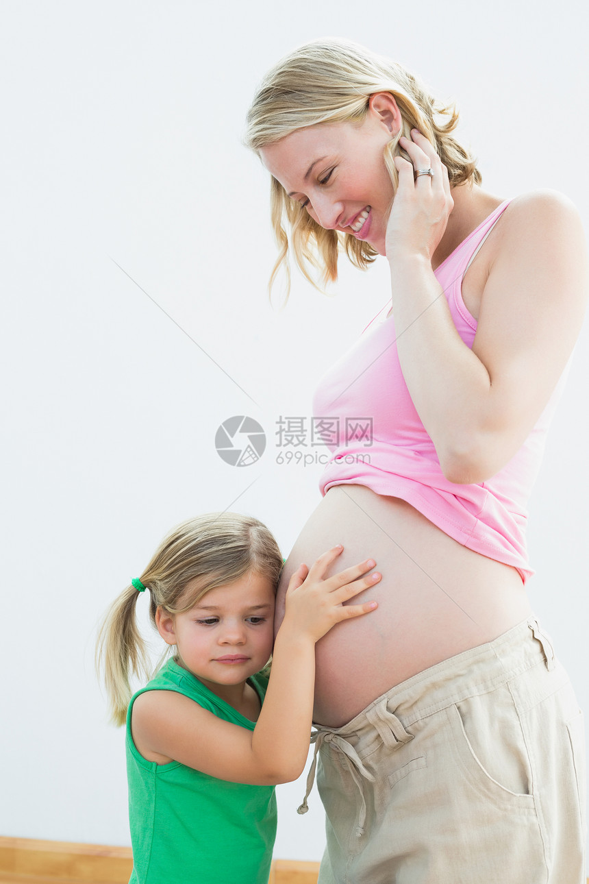 小女孩听金发孕妇肚子怀孕的金发女孩图片