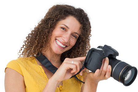 一名女摄影师的肖像女性黄色单反微笑摄影头发女士技术闲暇棕色黄色的高清图片素材