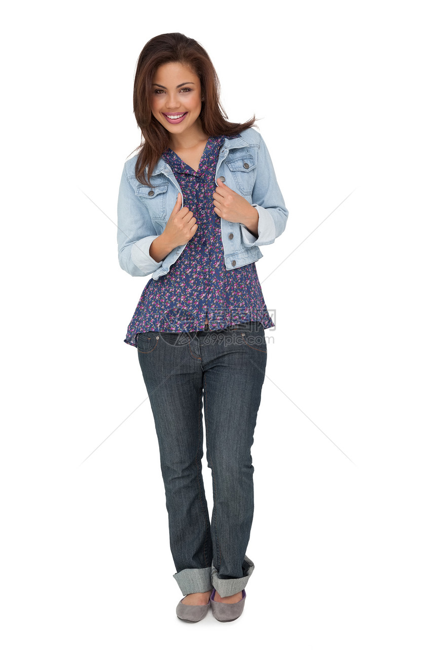 一名年轻妇女的完整肖像夹克姿势棕色牛仔布头发女性女士牛仔裤微笑混血图片