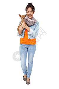 带夹克狗一个带着宠物狗微笑的年轻女人的肖像食肉纯种狗宠物脊椎动物友谊朋友们牛仔布犬类夹克棕色背景