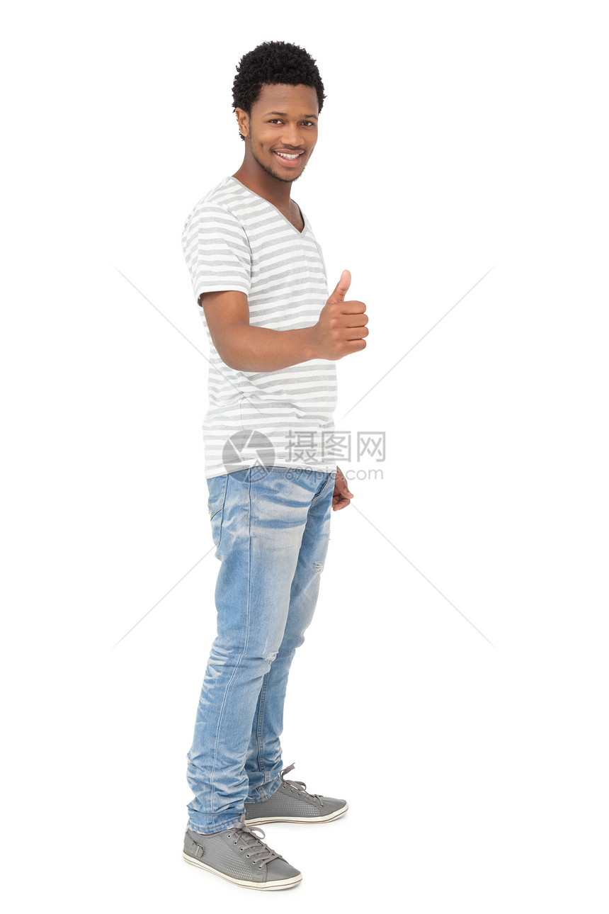 一个快乐的年轻男人的肖像 挥起大拇指微笑黑色牛仔裤手势牛仔布黑发男性图片