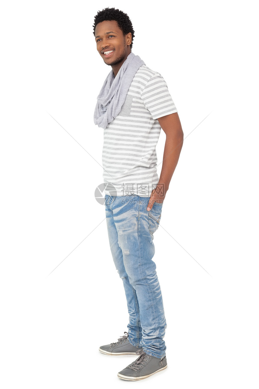 一位时尚青年男子的全长肖像黑发微笑口袋姿势男性牛仔布牛仔裤男人黑色图片