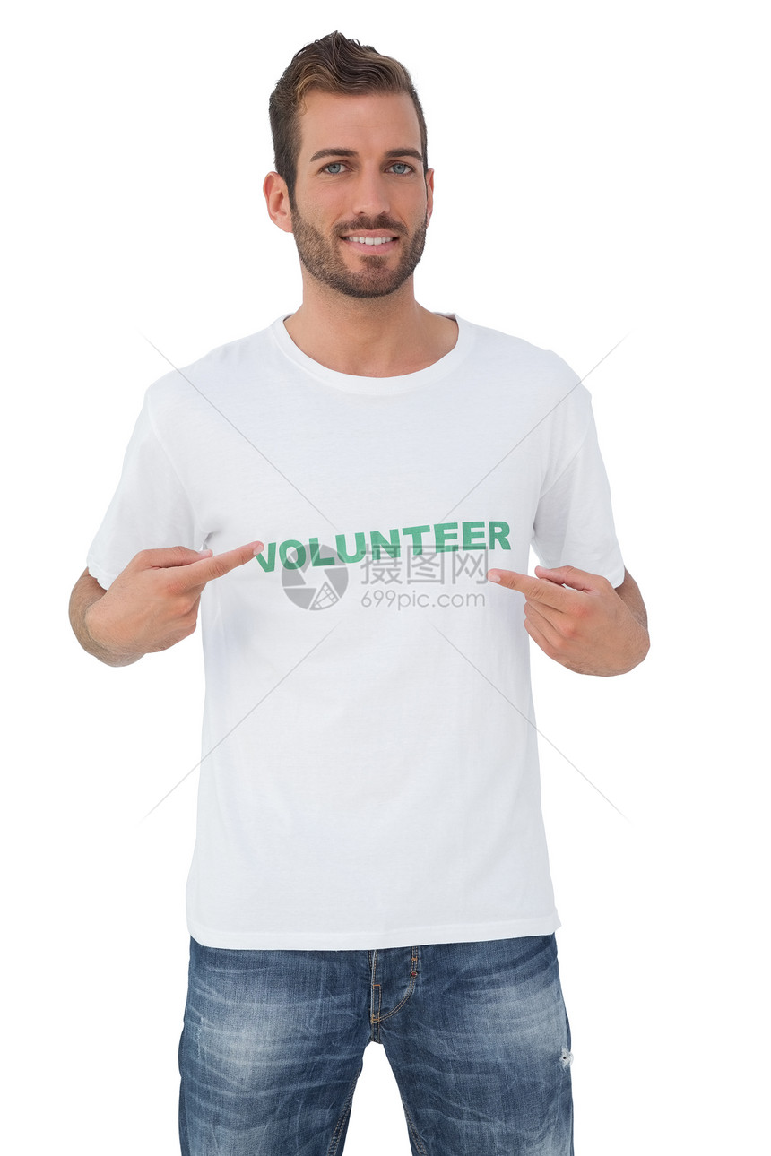 一位快乐的男性志愿者自言自语的肖像志愿双手活动家帮助幸福手指服务社区机构青年图片