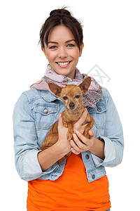带夹克狗一个带着宠物狗微笑的年轻女人的肖像宠物牛仔布脊椎动物朋友们犬类哺乳动物棕色动物家畜头发背景