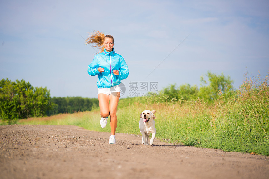 女青年跑宠物行动海滩活动朋友们蓝色成人身体锻炼活力图片
