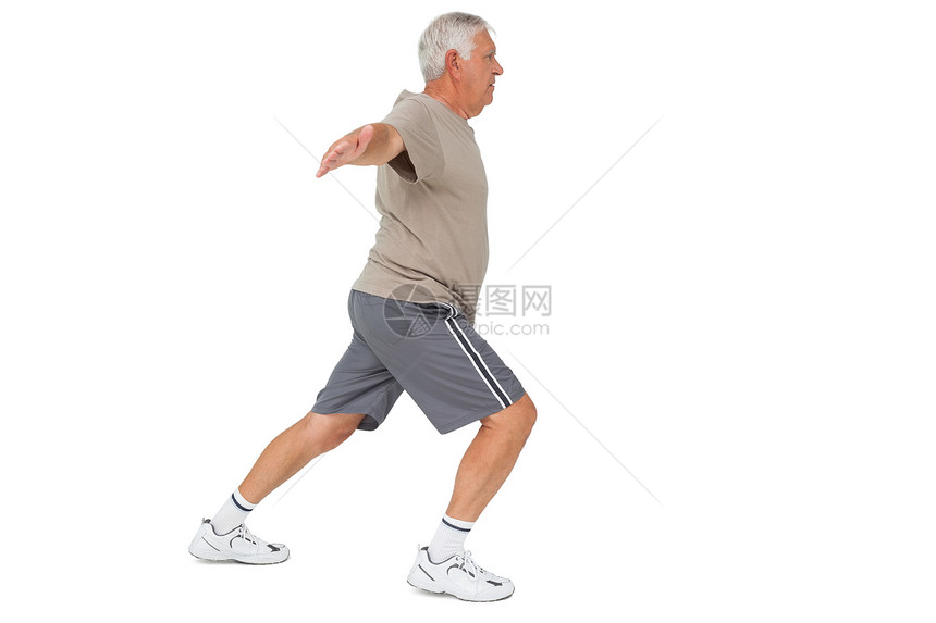 长者伸手的全长侧视角身体老年锻炼运动服成人男人平衡训练男性护理图片