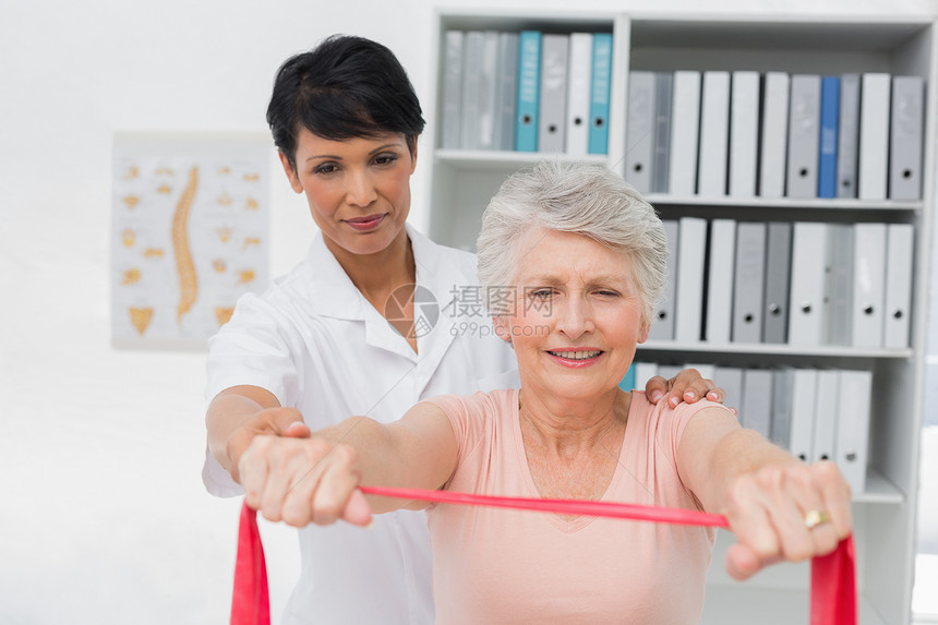 女性理疗师按摩老年妇女背部治愈身体肌肉人员成人理疗双手疼痛医院拉伸图片