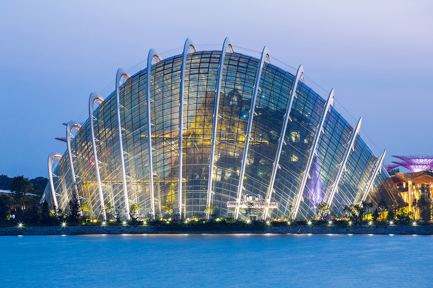 沙湾旁的新加坡花园地标树林码头天空公园城市玻璃建筑景观天际图片