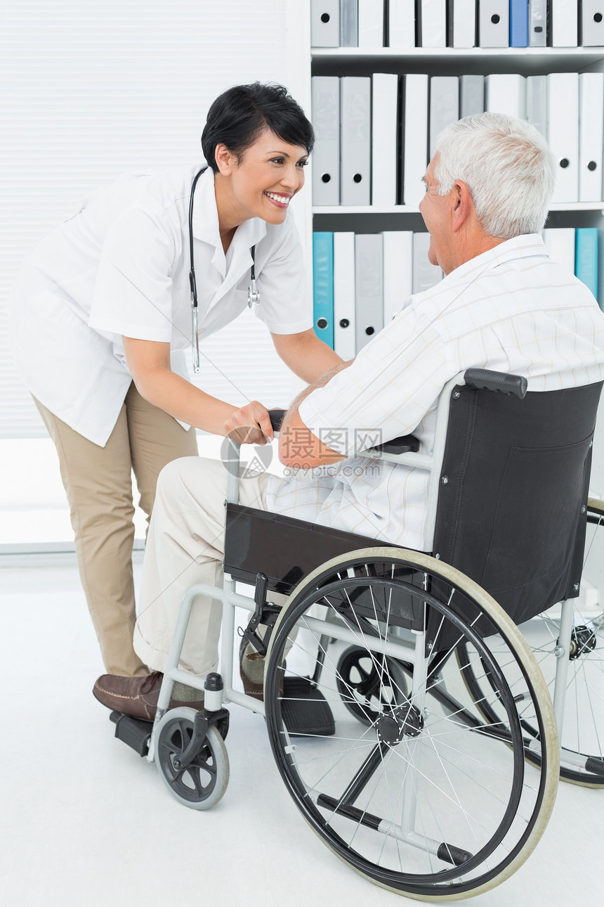 女医生与坐轮椅的高级病人交谈卫生诊所男人从业者保健药品黑发职业人员退休图片