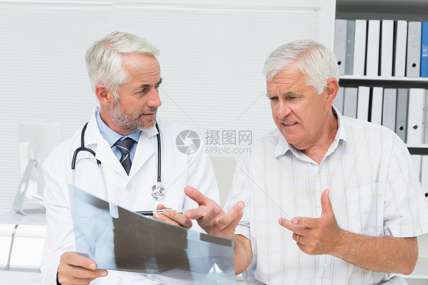 男性医生向高级病人解释X光检查报告卫生诊断x光沟通手势男人放射科退休诊所扫描图片