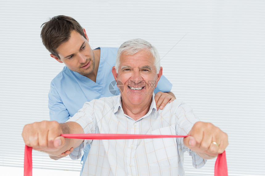 男性理疗师按摩老年男子回来医生疼痛拉伸治疗治疗师理疗痛苦成人退休医院图片
