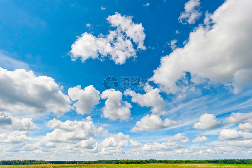 美丽的云和蓝天 在田野和前方图片