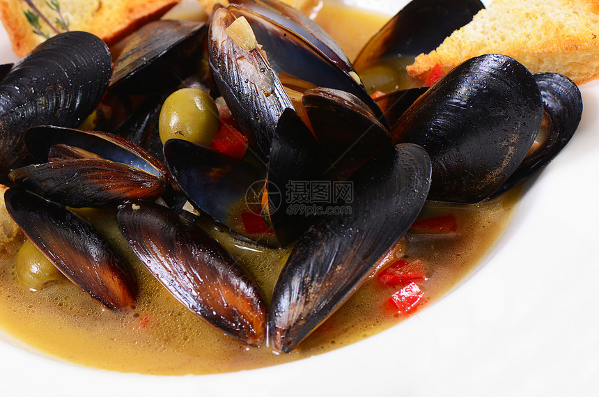 图斯卡纳和西亚巴塔桌子餐厅盘子饮食食谱蛤蜊草药美味营养食物图片