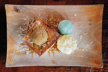 蜂蜜面包冰淇淋奶油糖浆褐色饮食甜点食物贵宾勺子甜食盘子背景图片