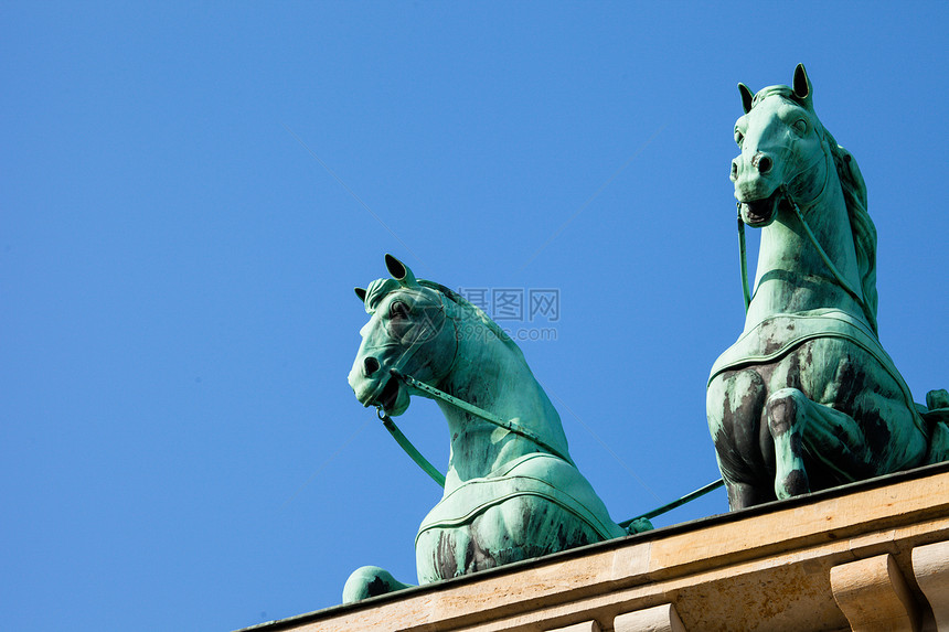 柏林勃兰登堡大门顶端的夸德里加过滤首都广场历史性观光旅游柱子建筑雕塑雕像图片