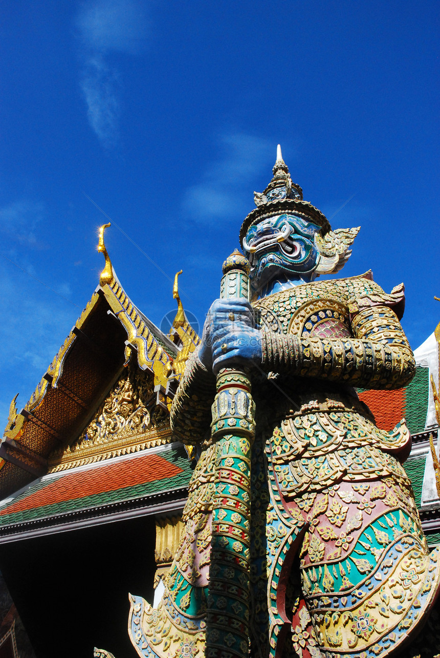 泰国曼谷门前的巨人金子俱乐部雕塑棍棒奢华后卫警卫艺术宗教寺庙图片