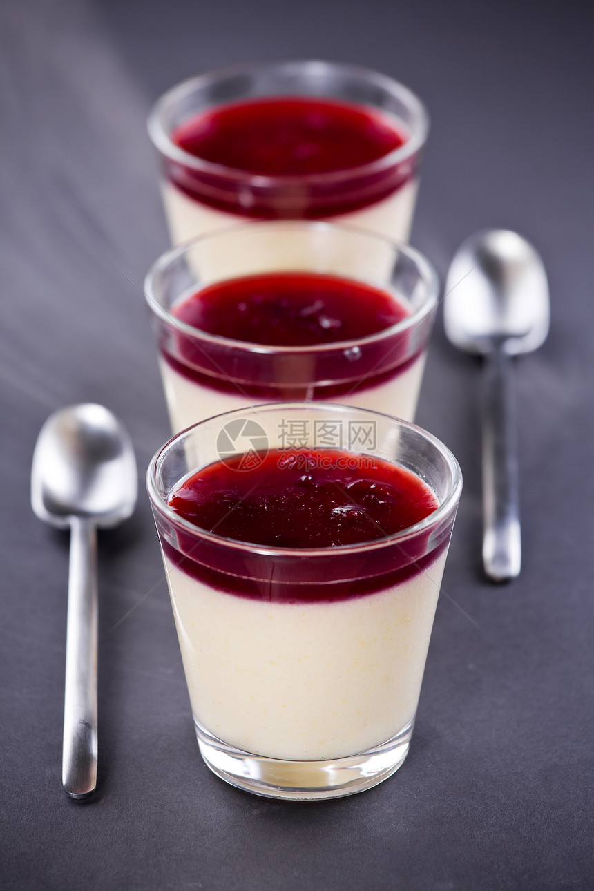 香草奶油甜点美食家红色玻璃白色配料食物图片