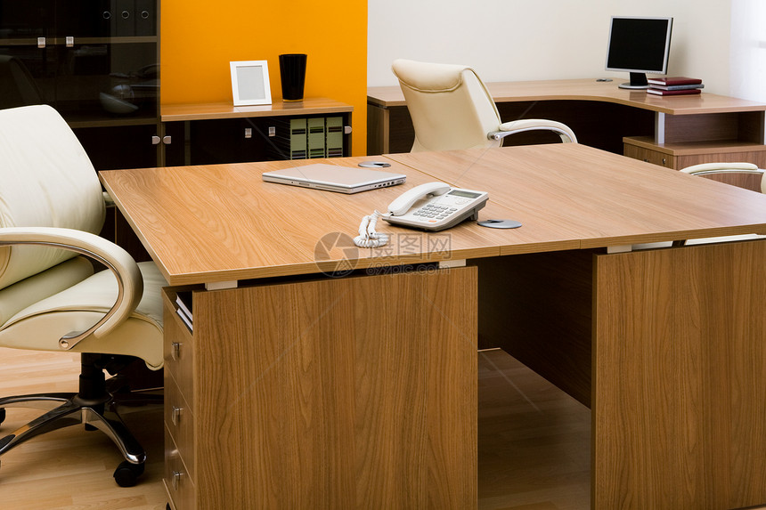 台式笔记本电脑办公室装饰风格橙子家具书柜橱柜窗帘木头经理图片