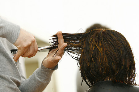 具有长发型专业理发师发型师剪发发型女孩工作职业沙龙头发剪刀女士工作室高清图片素材