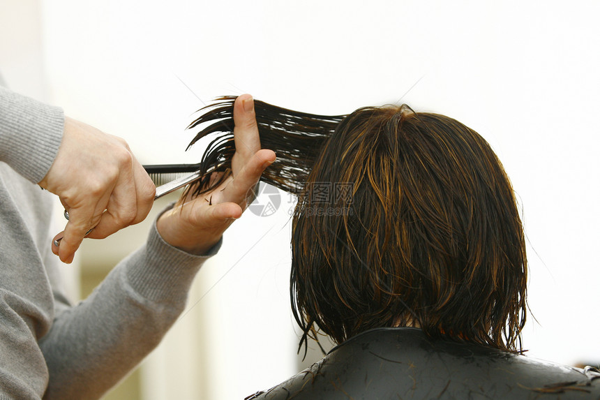 具有长发型专业理发师男人边缘发型客户理发店职业发型师男性女孩工作室图片