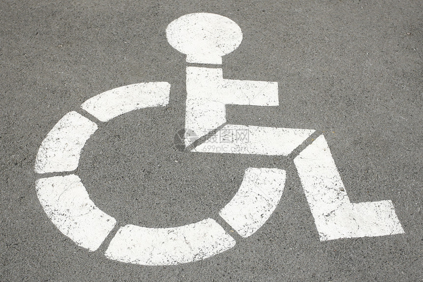 街道上油漆残疾人的停车牌号警告白色驾驶信号轮椅交通人士公园车辆水平图片