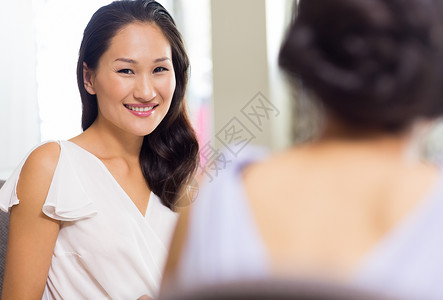 一个美丽微笑的女人的肖像混血成人女士女性微笑头发棕色背景图片