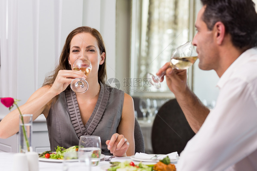 一对夫妇在餐厅餐桌上喝葡萄酒图片