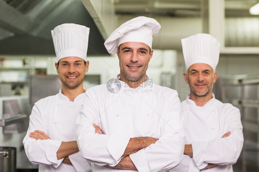 欢乐的厨师团队 看镜头餐厅商业男人酒店餐饮主厨男性合作微笑大楼图片