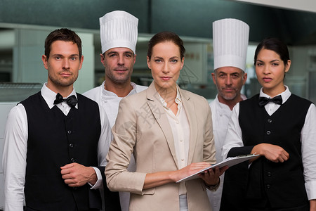 厨师合影餐饮团队一起站在一起看摄影机服务器服务员厨房伙伴职业大楼女士工作酒店制服背景