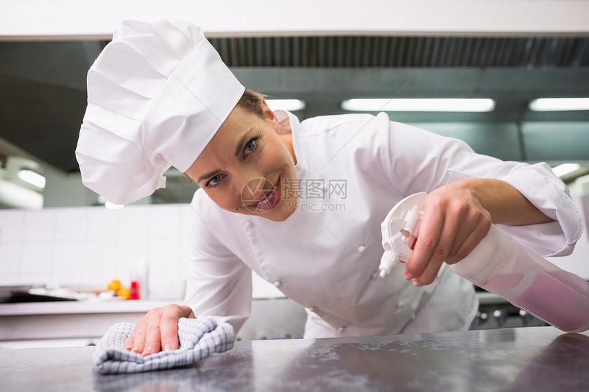 厨师清洗表面和喷洒清洁剂餐厅女士合金喷雾酒店打扫餐饮微笑卫生工作图片