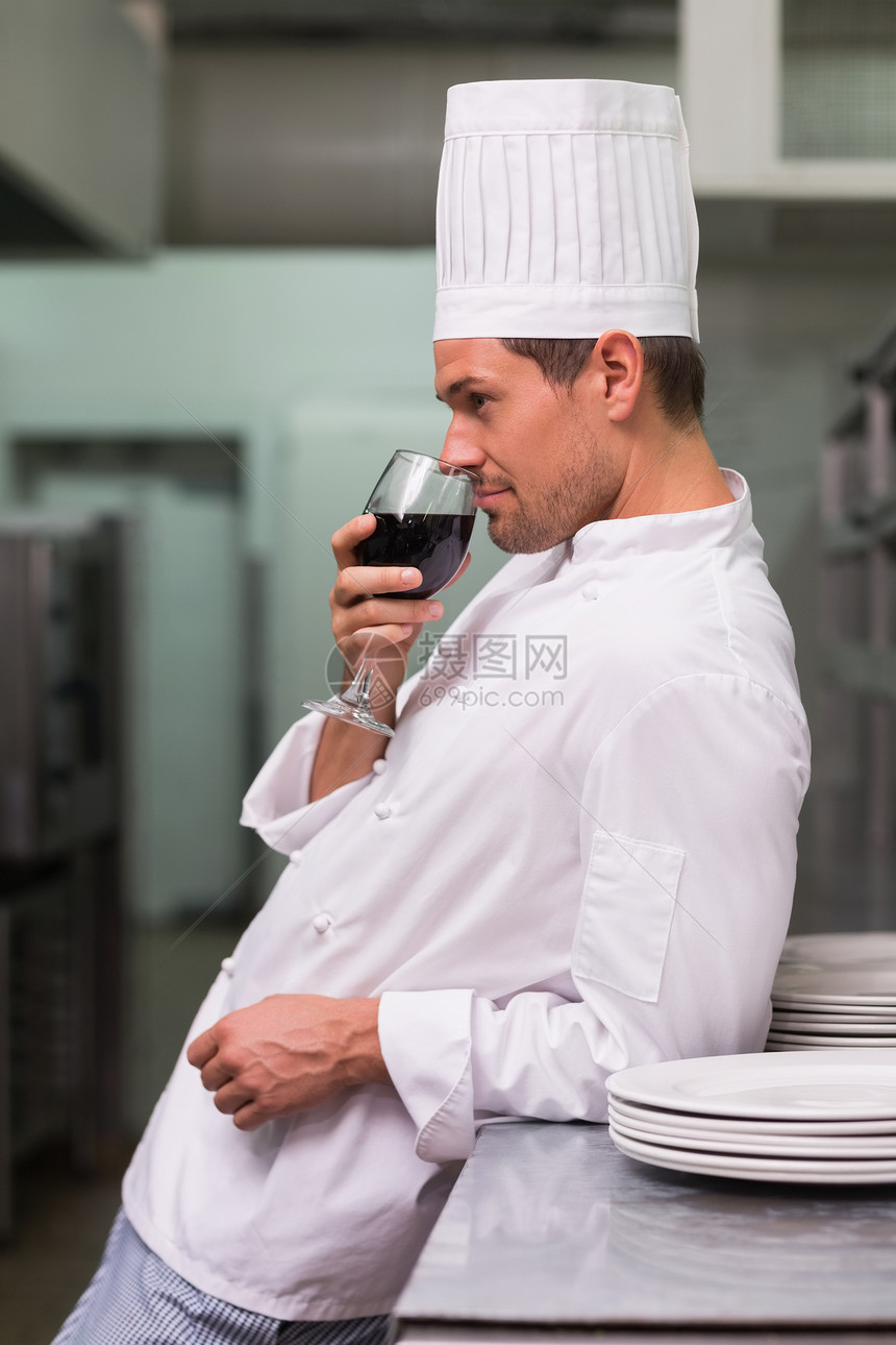 做厨师 下班后喝红酒厨房餐厅餐饮快乐白人制服商业酒店酒精职业图片