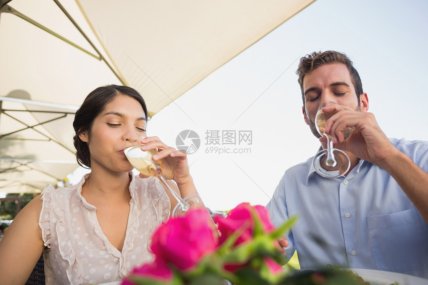 快乐的一对夫妇庆祝结婚纪念日 加香槟周年男人桌子微笑奢华女性纪念日酒精晚餐玻璃图片