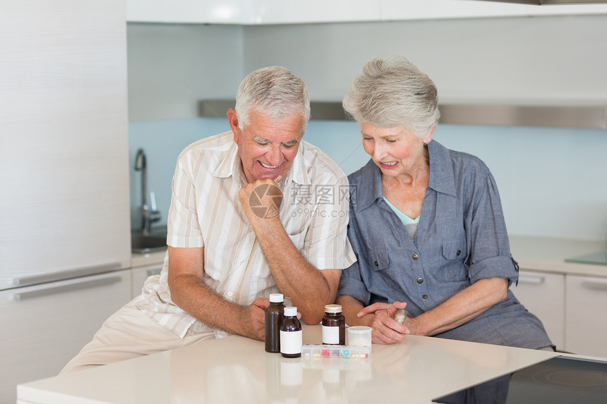 年长夫妇在看药的时候成人台面药店药剂学抗生素平板住所退休闲暇女士图片