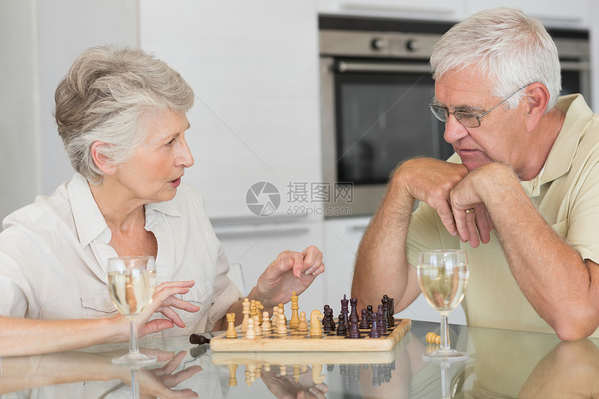 玩象棋和喝白酒的老夫妇微笑酒杯老年成人头发男性房子夫妻家庭女性酒精图片