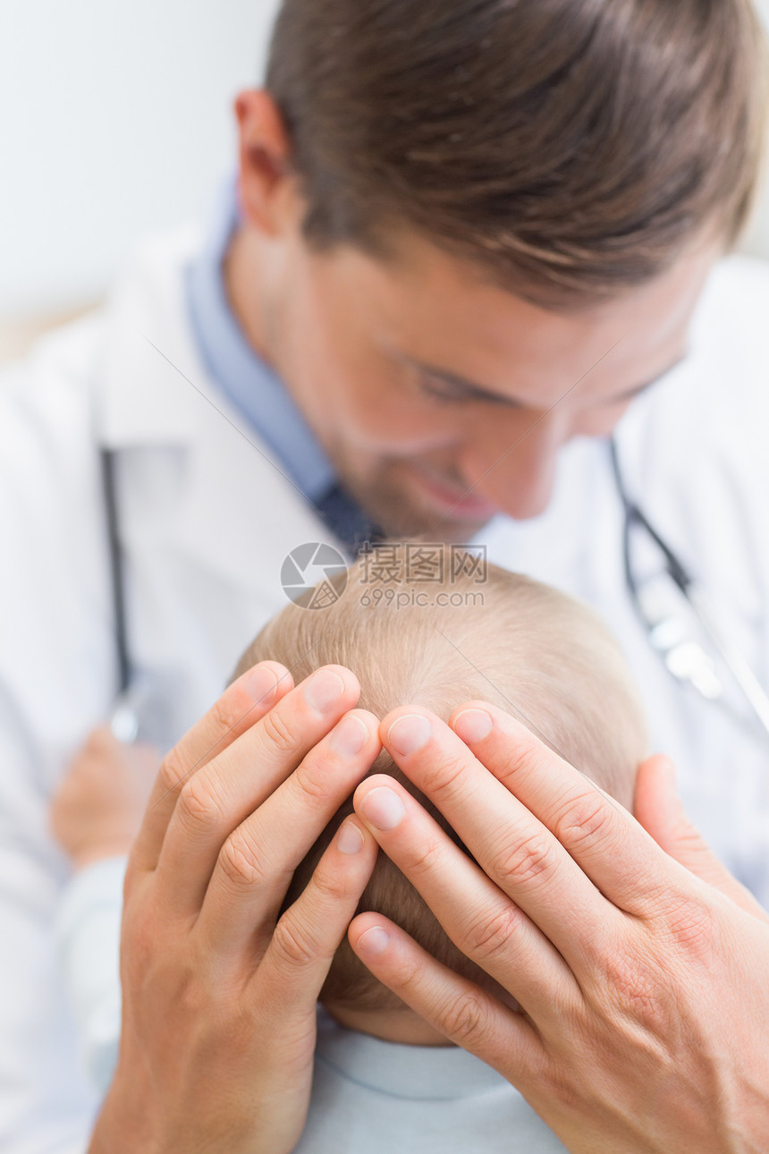 生儿育女的英俊儿科医生诊所专家男性医疗保健医务室服务从业者实验用品婴儿图片