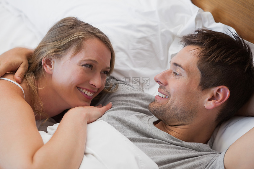 床上一对快乐放松的情侣图片