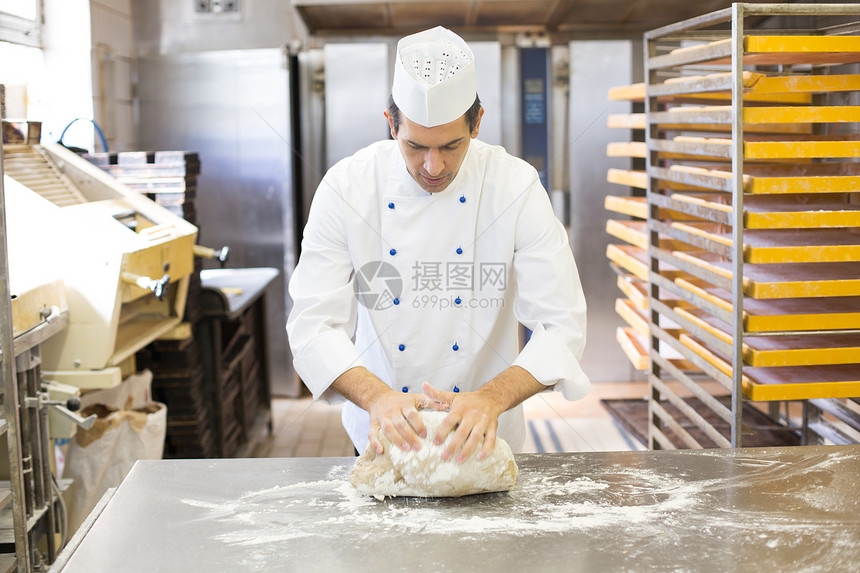 面包店的烘烤面粉男性工作商业制造业店铺黄油生产糕点美食面团图片