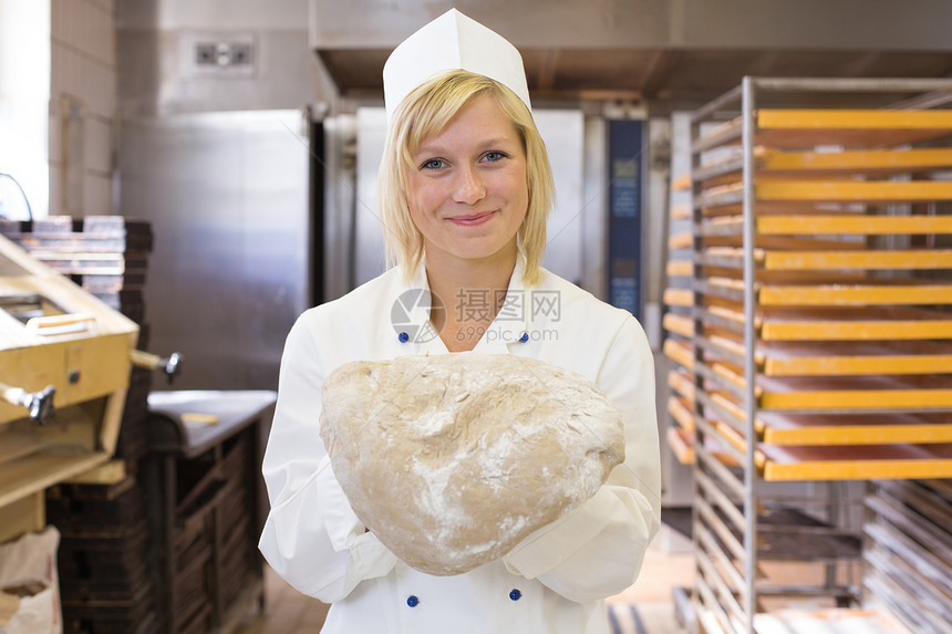 面包店里有面包饼的烤面包产品工作服黄油烹饪女性糕点质量手工面团糖果商图片