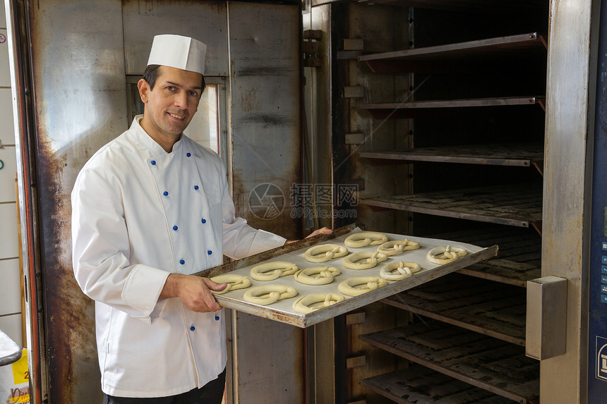 贝克在面包店里烤烤箱饼火炉面团店铺产品制造业味道烤箱烹饪黄油糕点图片