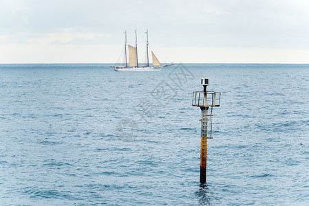 地中海的帆船背景图片