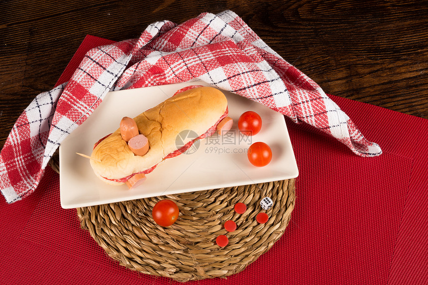 小孩点心儿童香肠童年装饰西红柿食品服务水平热狗面包图片